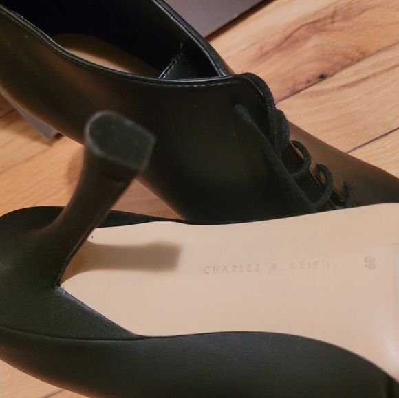 BNIB High heel boots Charles and Keith Womens 39 - Picture 4 of 4